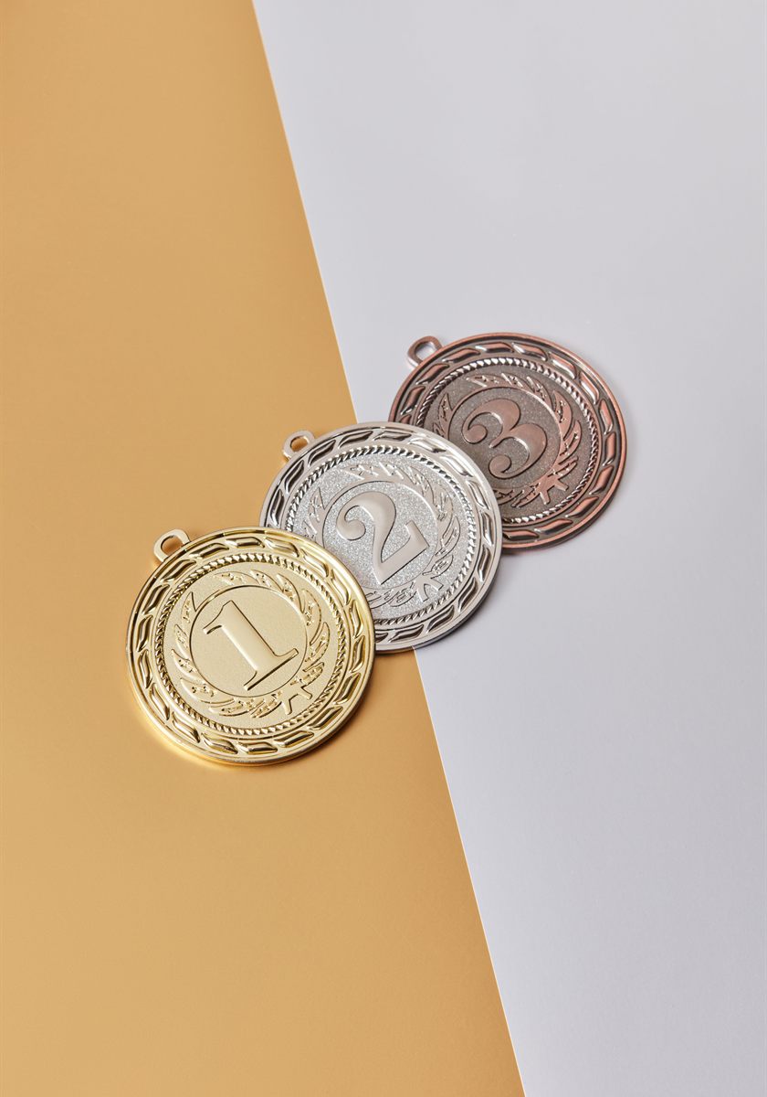Trois médailles à couronne de laurier — or, argent et bronze, numérotées 1, 2 et 3 — disposées en diagonale