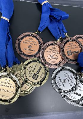 Lot de médailles or, argent et bronze à découpe géométrique, gravées des logos des commanditaires d’un grand prix automobile