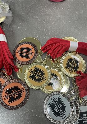 Trois médailles or, argent et bronze gravées des volets d’une campagne d’entreprise, sur rubans tricolores