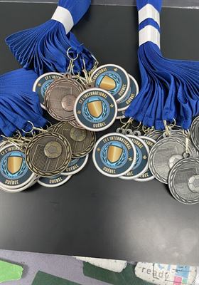 Lot de médailles de tournoi de hockey or et argent à couronne de laurier, insert imprimé en couleur, sur rubans noirs