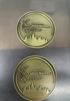 Deux médaillons de bronze à effigie de cerf et de forêt, frappés en relief pour un prix de reconnaissance