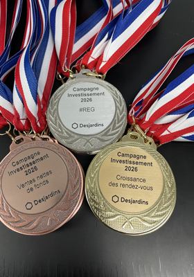 Deux médailles du mérite en bronze à couronne de laurier, gravées des volets d’un prix de bénévolat