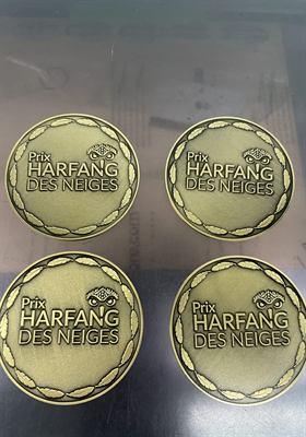Deux médailles ajourées argentées à lettrage émaillé vert pour un mini-marathon, sur rubans verts assortis