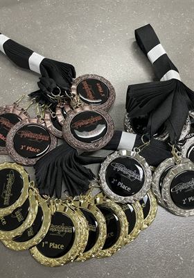Lot de médailles de compétition or, argent et bronze à couronne de laurier et centre noir laqué, sur rubans noirs