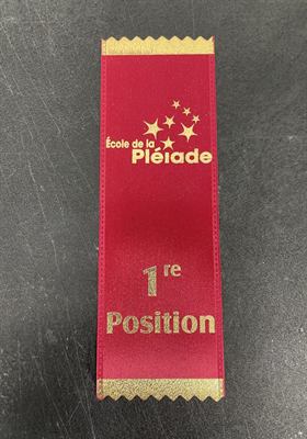 Ruban de satin rouge à bordure dorée dentelée, imprimé du logo d’une école et de la mention première position