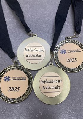 Quatre médailles dorées à insert imprimé et plaquette gravée pour l’implication dans la vie scolaire