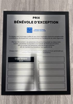 Grande plaque noire à panneau d’aluminium brossé gravée « Prix Bénévole d’exception », avec rangées de plaquettes à venir