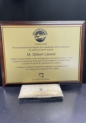 Plaque à cadre de bois et panneau doré gravé, hommage à un bénévole d’une course en canot