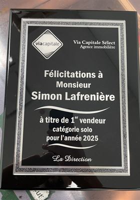 Plaque noire lustrée à bordure argent pailletée, gravée pour un prix de vendeur de l’année