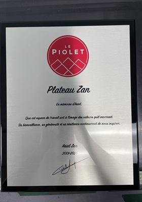 Plaque commémorative à panneau d’aluminium brossé montée sur fond noir, gravée d’un texte d’hommage