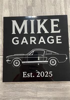 Panneau noir laqué à lettrage blanc « Mike Garage », illustré d’une silhouette de voiture sport