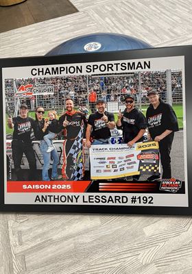 Grande plaque noire reproduisant une photo d’équipe de course automobile avec un titre de champion de saison