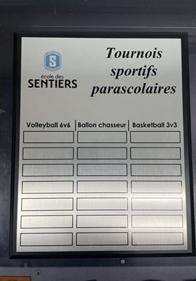 Tableau d’honneur à cadre noir et panneau d’aluminium brossé, divisé en trois colonnes de plaquettes vierges