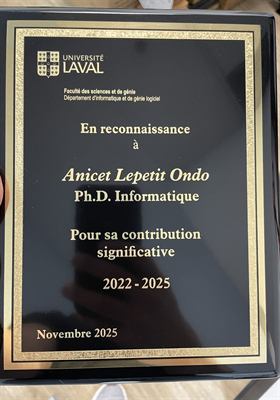 Plaque noire laquée à bordure dorée craquelée, gravée d’une reconnaissance universitaire en lettres dorées