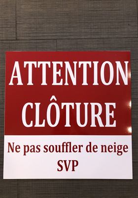 Panneau rouge et blanc « Attention clôture — ne pas souffler de neige »