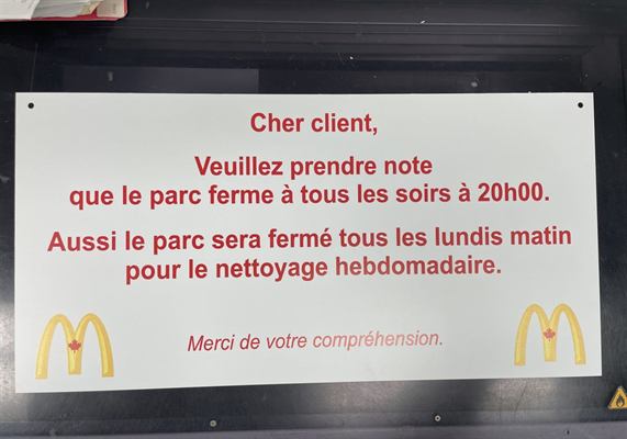 Panneau d’avis à la clientèle imprimé aux couleurs d’un restaurant, annonçant les heures de fermeture d’une aire de jeux