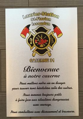 Panneau d’aluminium brossé imprimé en couleur, aux armoiries d’une caserne de pompiers et à son texte de bienvenue