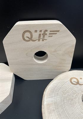 Pièces de bois découpées et gravées au laser du logo d’une entreprise, en formes octogonale et ronde