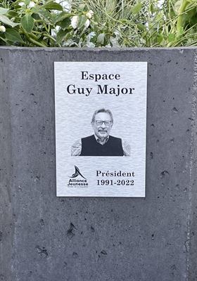 Panneau d’identification d’un espace nommé en hommage à une personne