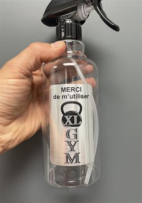 Étiquette d’aluminium gravée et collée sur un contenant vaporisateur d’entretien