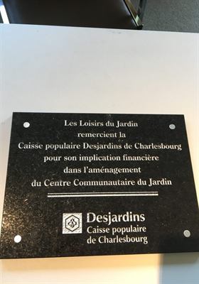 Plaque de granit noir poli gravée du logo et du nom d’une institution financière