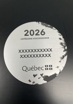 Médaillon rond en aluminium gravé d’un blason, portant un gabarit de numérotation à personnaliser