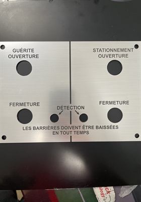 Panneau d’aluminium à lettrage découpé indiquant une guérite et un stationnement