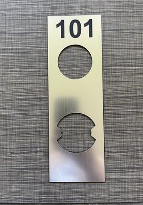 Plaque de porte en aluminium à numéro gravé, découpée pour laisser passer la poignée et la serrure