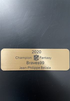 Plaquette d’aluminium doré gravée d’un titre de champion et d’un nom, destinée à un trophée