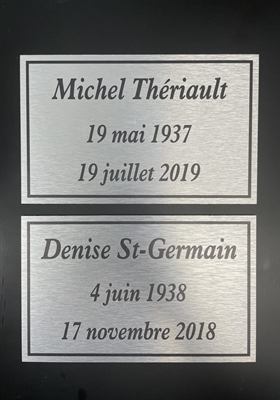 Deux plaquettes d’aluminium gravées de noms et de dates pour un mur commémoratif