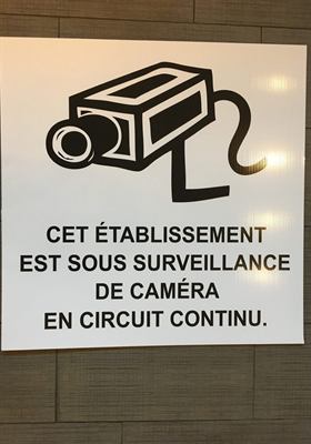 Panneau réfléchissant à pictogramme de caméra et mention « Avis — surveillance vidéo »