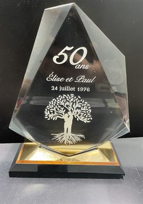Trophée de cristal taillé en pointe, gravé d’un arbre de vie et d’une dédicace de cinquantième anniversaire, sur socle noir et or