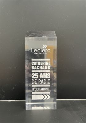 Bloc d’acrylique transparent gravé d’un logo de station de radio et d’une mention de vingt-cinq ans de carrière