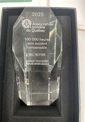 Bloc de cristal octogonal gravé d’un logo et d’une mention d’heures sans accident, dans son écrin de mousse
