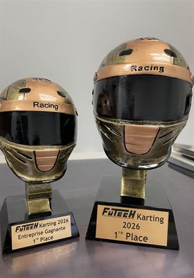 Deux trophées en résine en forme de casque de course bronze et noir, sur socles gravés d’un tournoi de karting