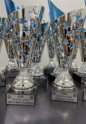 Lot de coupes argentées ajourées d’étoiles bleues, sur socles gravés pour un tournoi de basketball