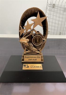 Trophée de résine bronze ajouré d’étoiles, d’un chronomètre et d’un soulier de course, sur large socle noir