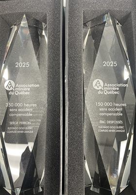 Deux trophées de cristal facetté gravés d’un logo et d’une mention d’heures sans accident, présentés dans leur écrin de mousse noire