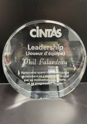 Trophée de cristal en disque biseauté, gravé du logo d’une entreprise et d’un prix de leadership