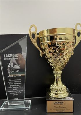Coupe dorée à anses et trophée de verre gravé, présentés côte à côte pour une même remise