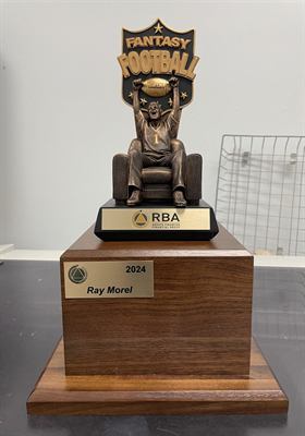Statuette de résine bronze représentant un partisan dans son fauteuil, montée sur un grand socle de noyer