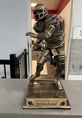 Statuette de joueur de football en résine bronze sur socle gravé d’un titre de joueur par excellence