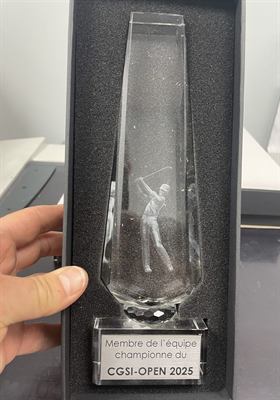Trophée de cristal gravé au laser d’un golfeur en trois dimensions, sur base à facettes, dans son écrin