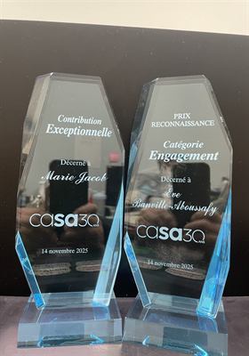 Deux trophées de cristal octogonal sur base bleue, gravés d’un trentième anniversaire