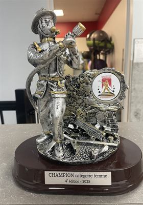 Statuette de pompier en résine sur socle noir, gravée d’un titre de championne d’une compétition