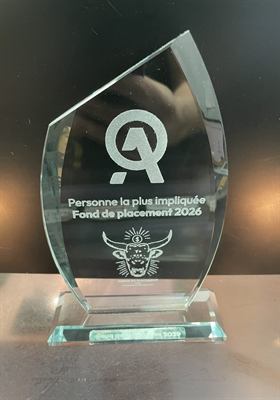 Trophée de verre à profil arqué sur socle de verre, gravé d’un logo et d’une mention honorifique