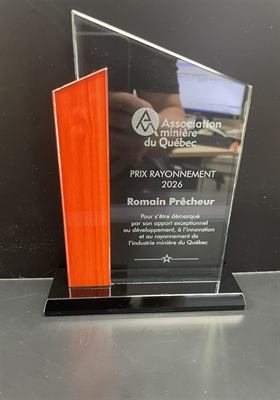 Trophée de verre à insert de bois rouge sur socle noir, gravé d’un prix décerné par une association industrielle